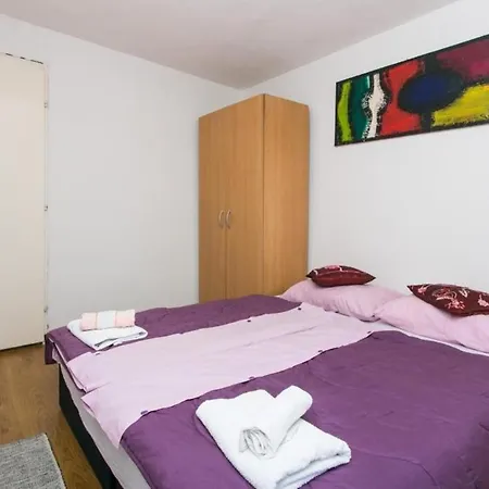 Barbara - Double With Shared Bathroom Apartment